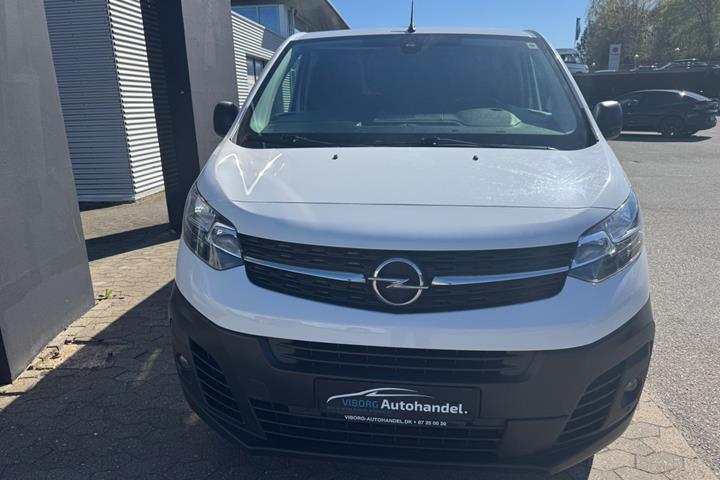 Hvid Opel Vivaro fra 2023