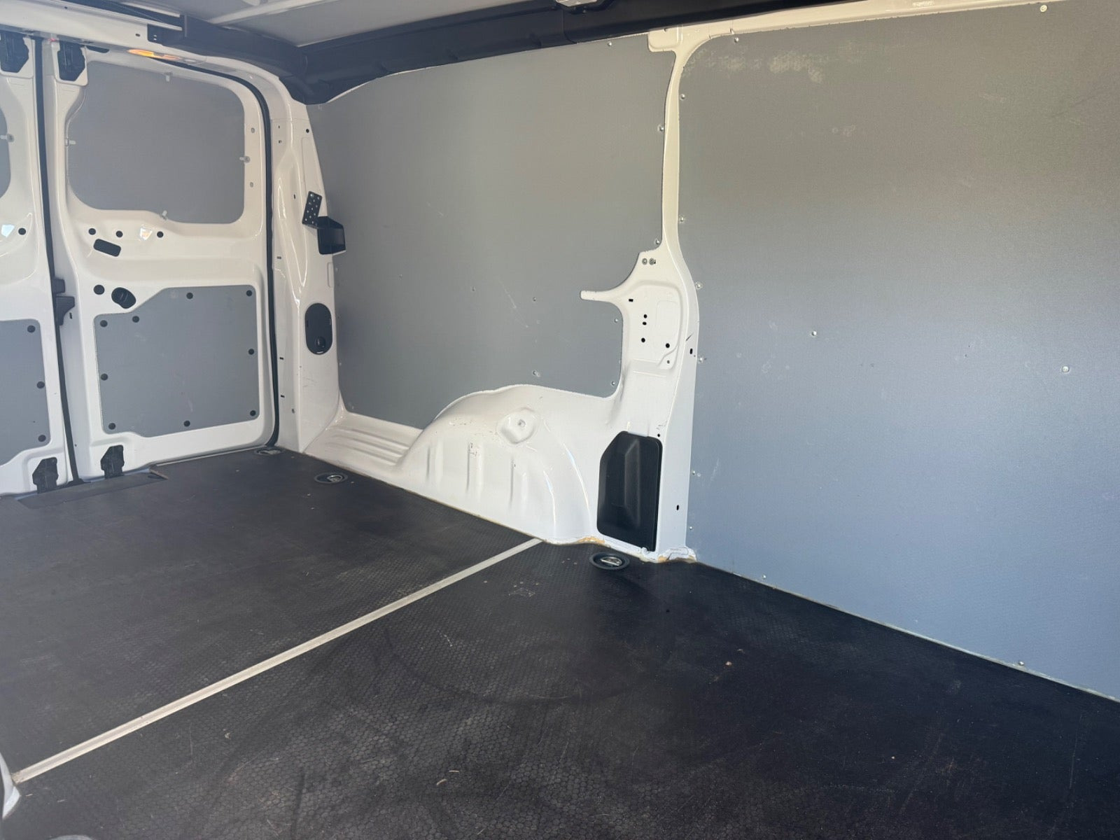 Hvid Opel Vivaro fra 2023