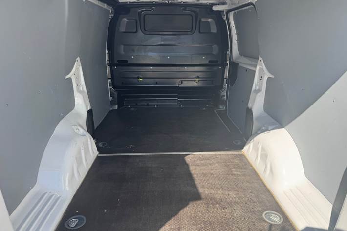 Hvid Opel Vivaro fra 2023