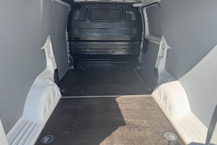 Hvid Opel Vivaro fra 2023
