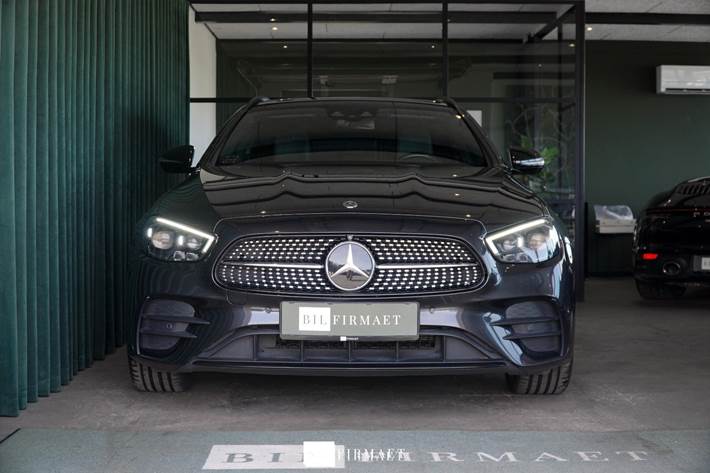 Grå Mercedes E300 e fra 2021