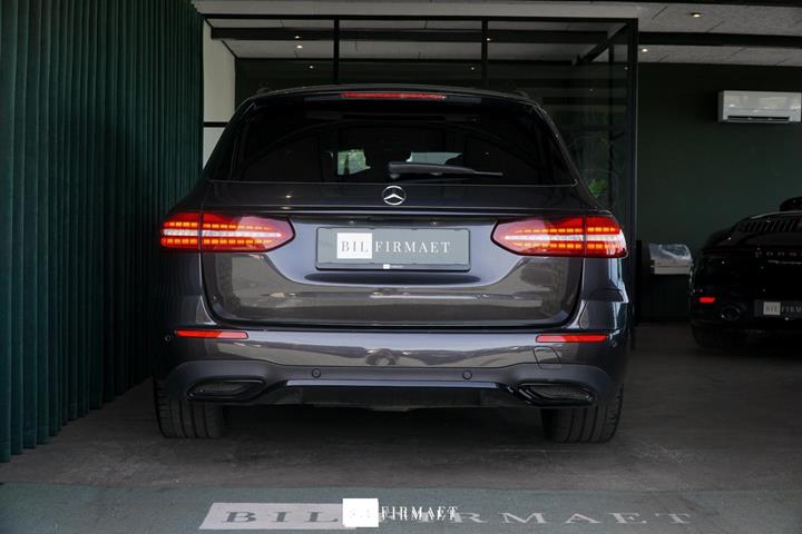 Grå Mercedes E300 e fra 2021