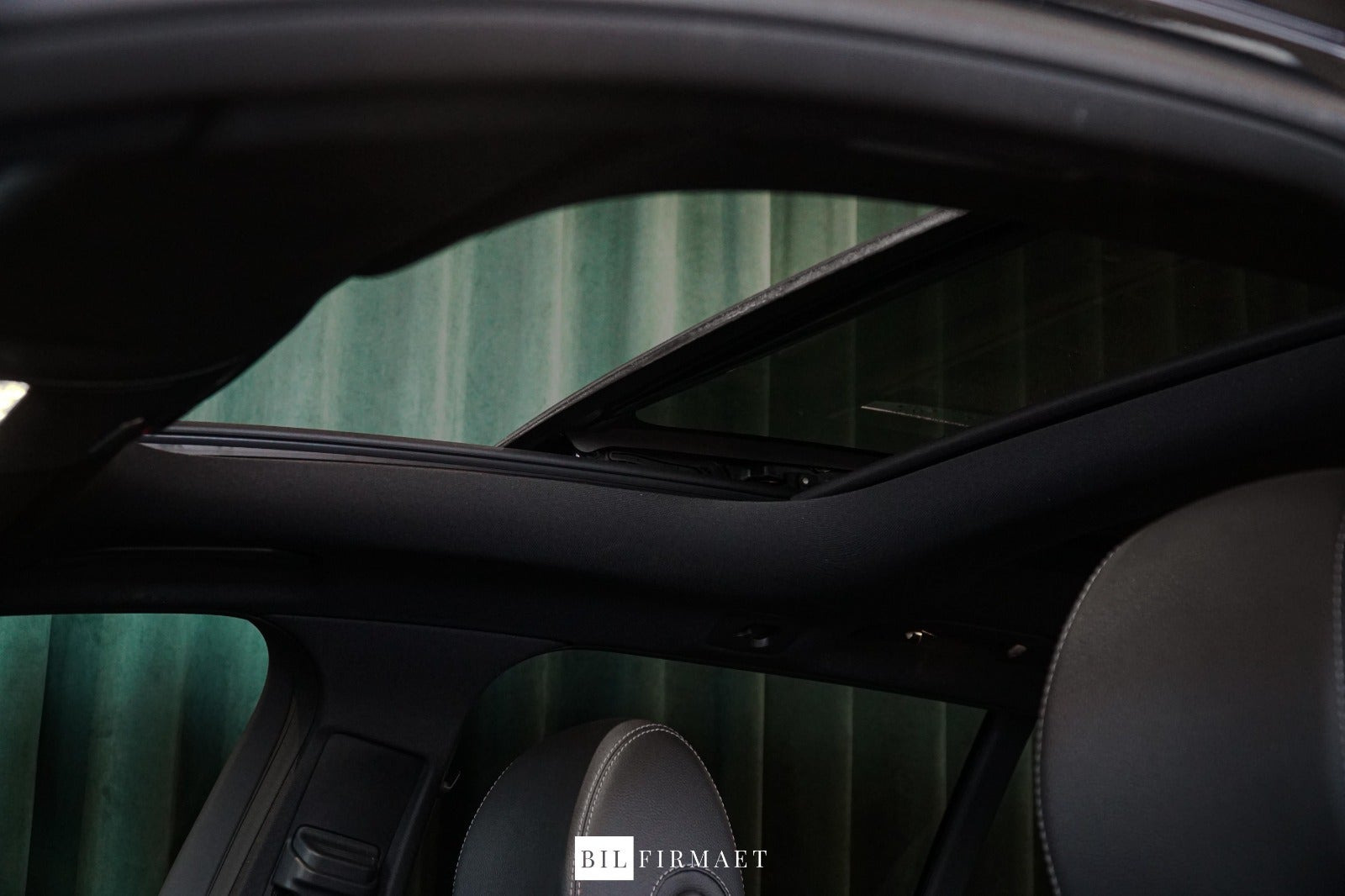 Grå Mercedes E300 e fra 2021