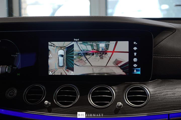 Grå Mercedes E300 e fra 2021