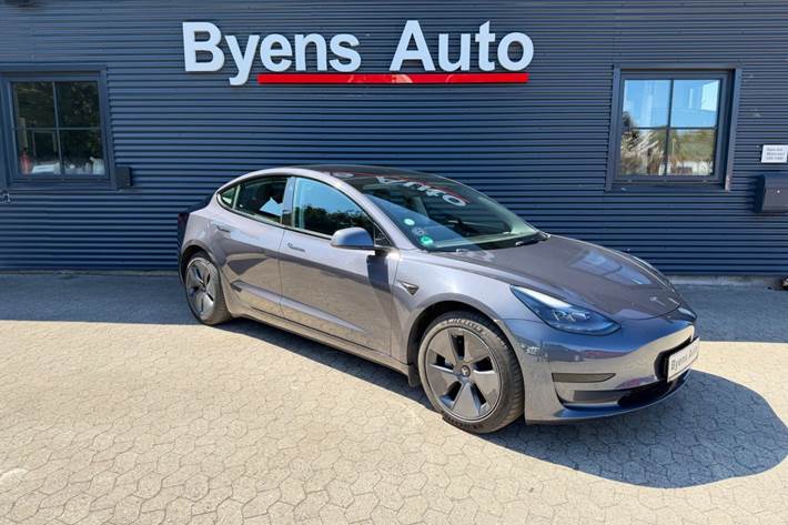 Grå Tesla Model 3 fra 2022
