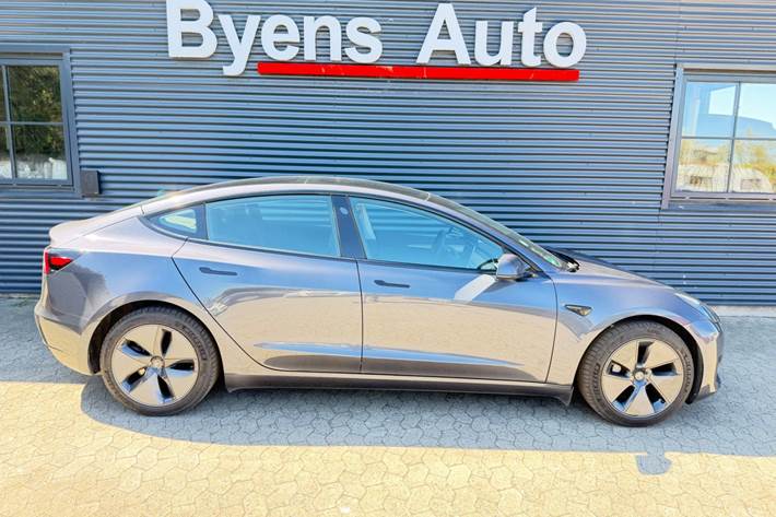 Grå Tesla Model 3 fra 2022