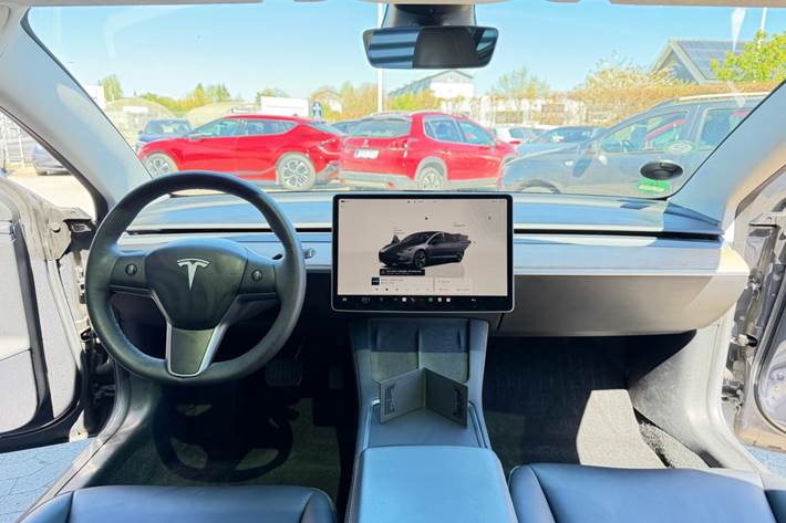 Grå Tesla Model 3 fra 2022