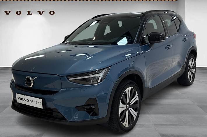 Blå Volvo XC40 fra 2023 set udefra