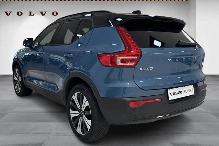 Blå Volvo XC40 fra 2023