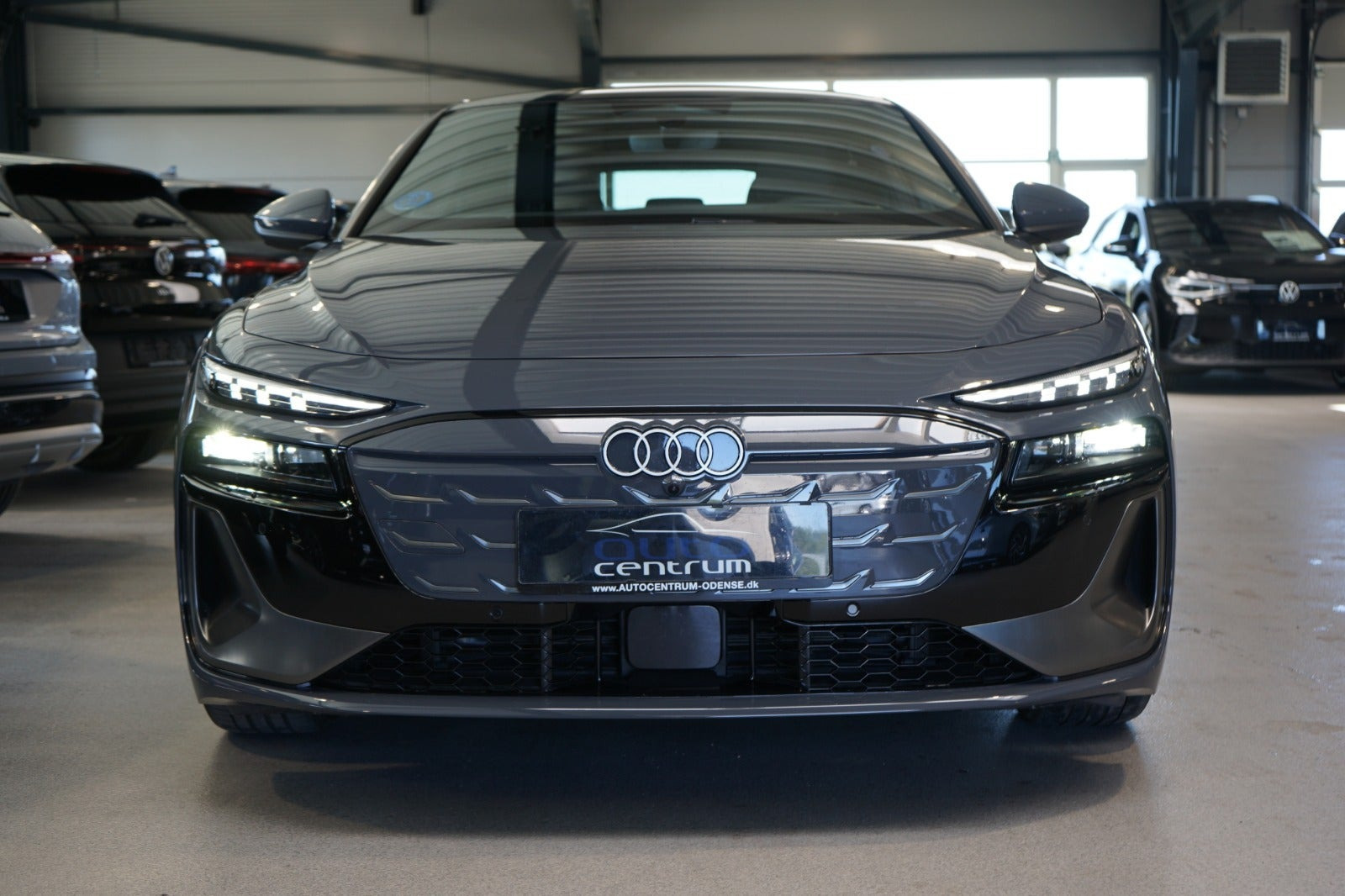 Grå Audi A6 e-tron fra 2025