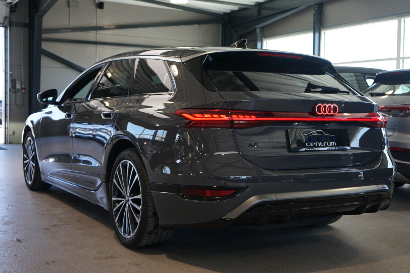 Grå Audi A6 e-tron fra 2025