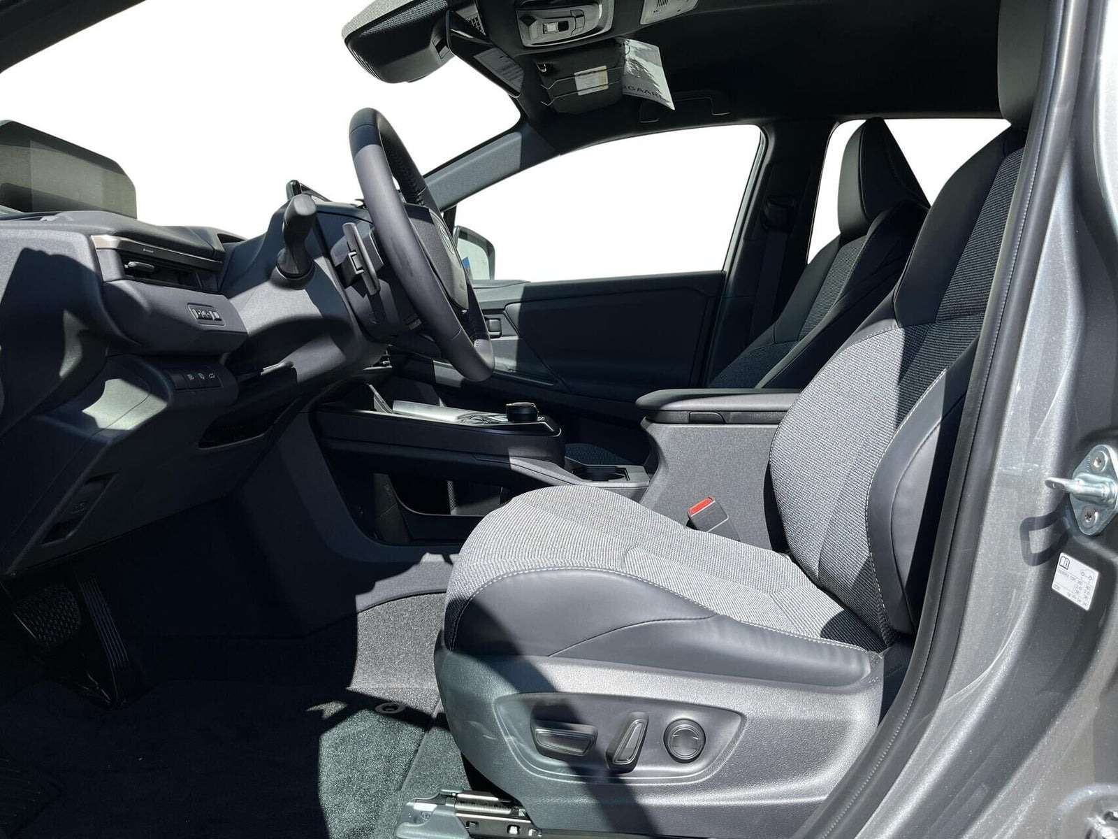 Grå Toyota BZ4X fra 2025