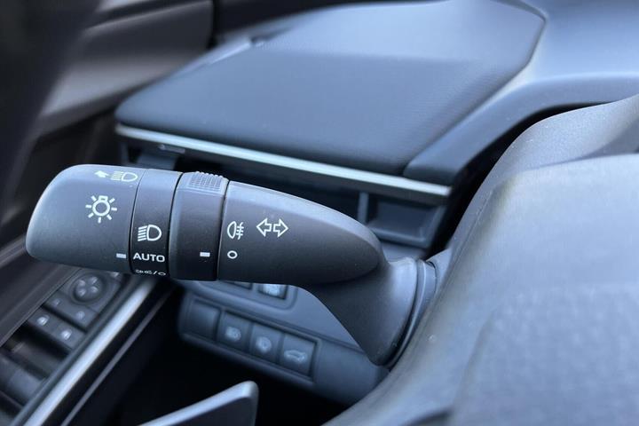 Grå Toyota BZ4X fra 2025
