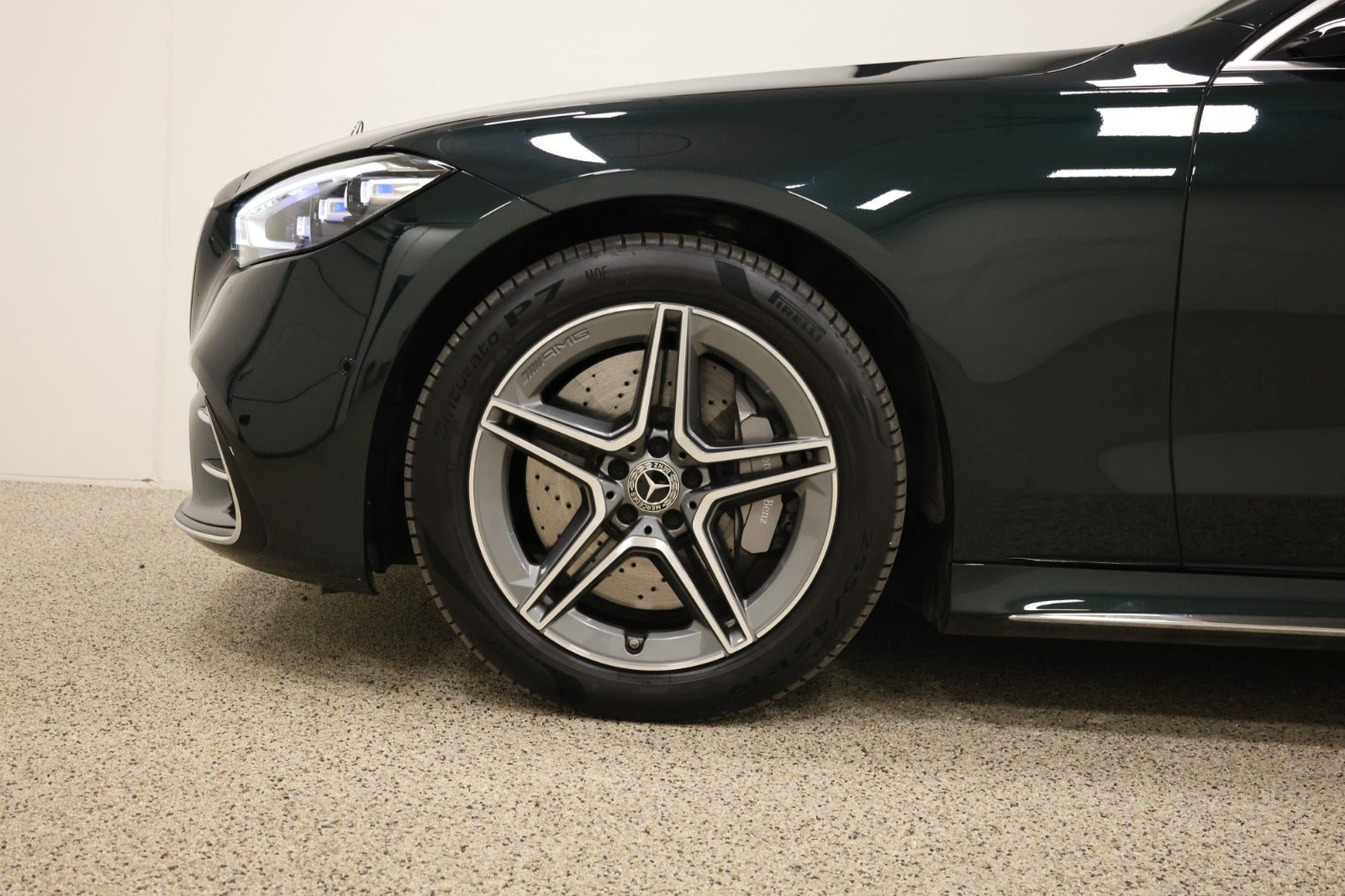 Grøn Mercedes S580 e fra 2023