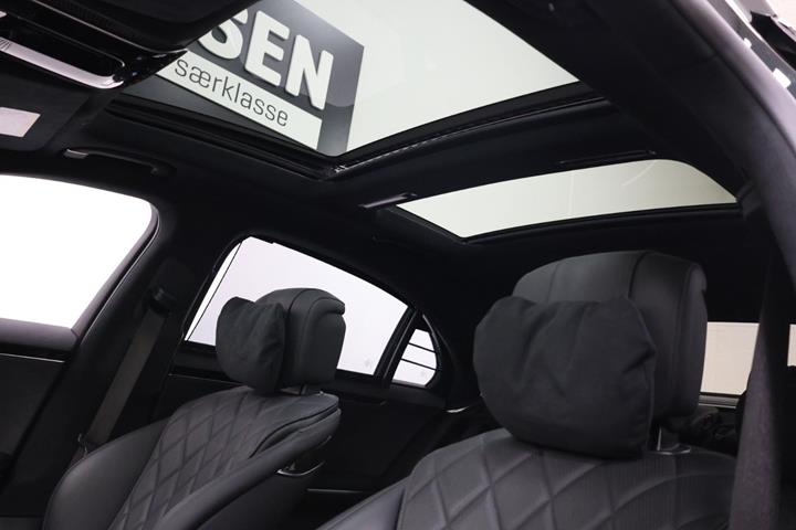 Grøn Mercedes S580 e fra 2023 set indefra