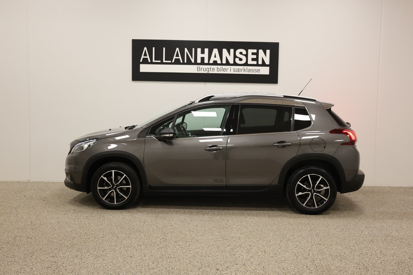 Grå Peugeot 2008 fra 2018