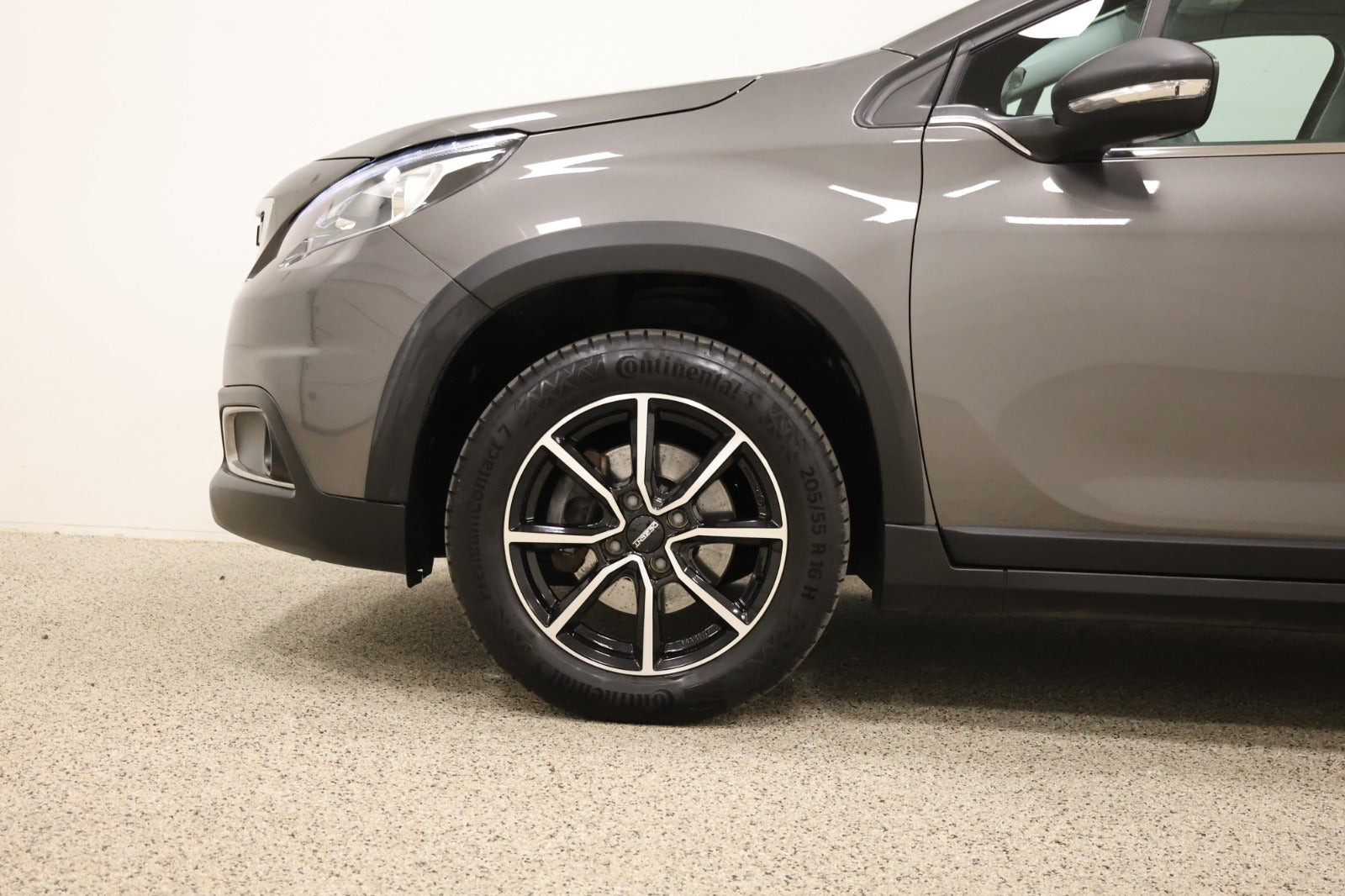 Grå Peugeot 2008 fra 2018
