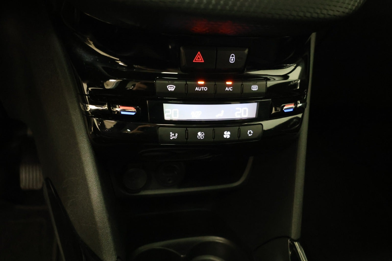 Grå Peugeot 2008 fra 2018
