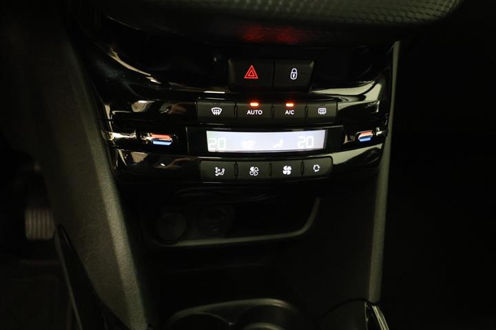 Grå Peugeot 2008 fra 2018