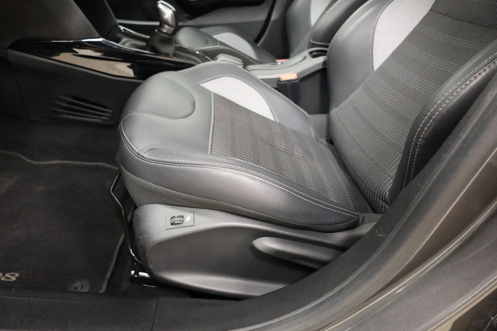 Grå Peugeot 2008 fra 2018