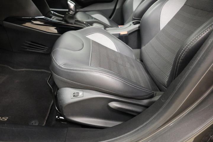 Grå Peugeot 2008 fra 2018