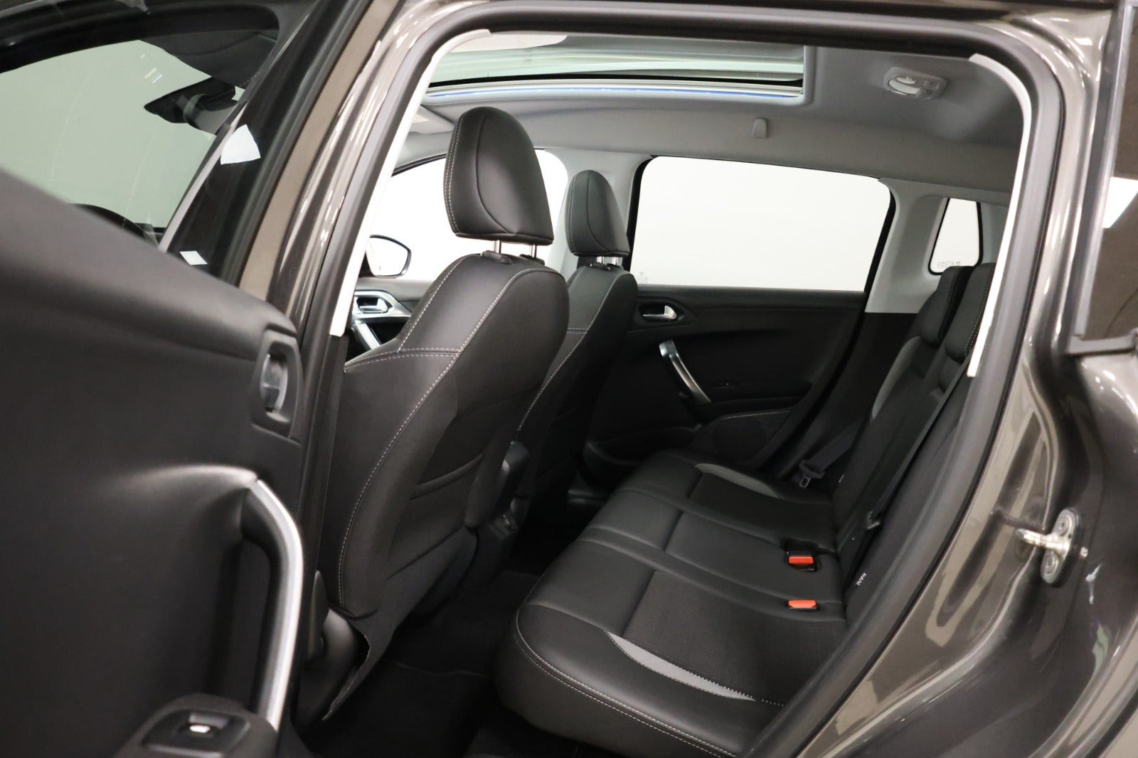 Grå Peugeot 2008 fra 2018