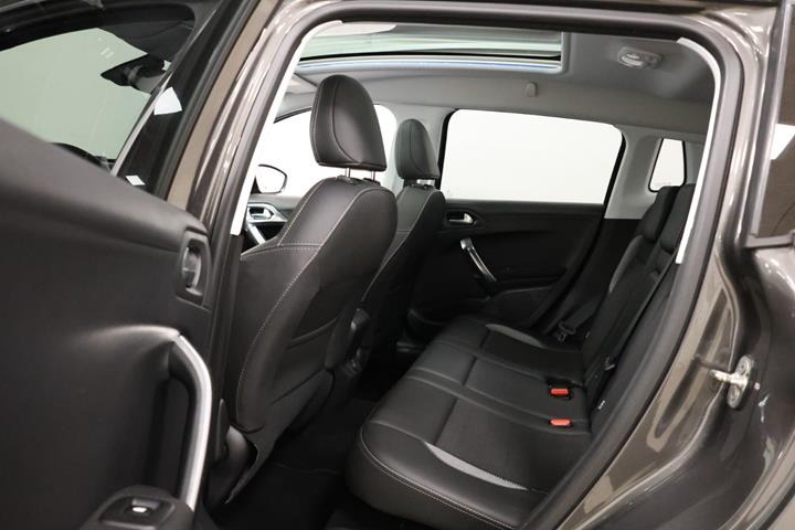 Grå Peugeot 2008 fra 2018