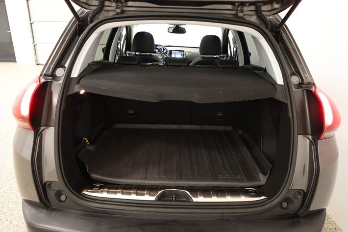 Grå Peugeot 2008 fra 2018