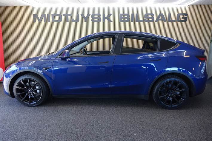 Blå Tesla Model Y fra 2022