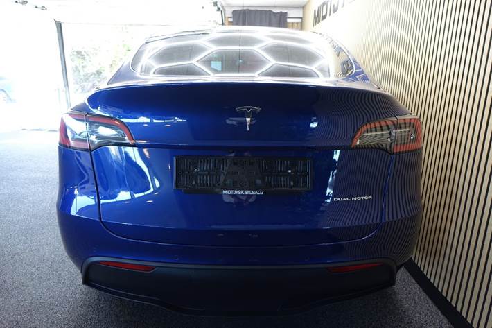 Blå Tesla Model Y fra 2022