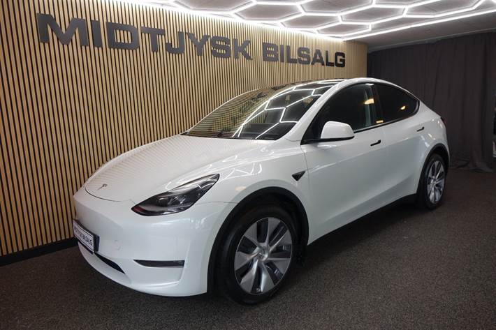 Hvid Tesla Model Y fra 2022