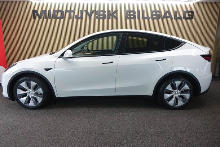 Hvid Tesla Model Y fra 2022