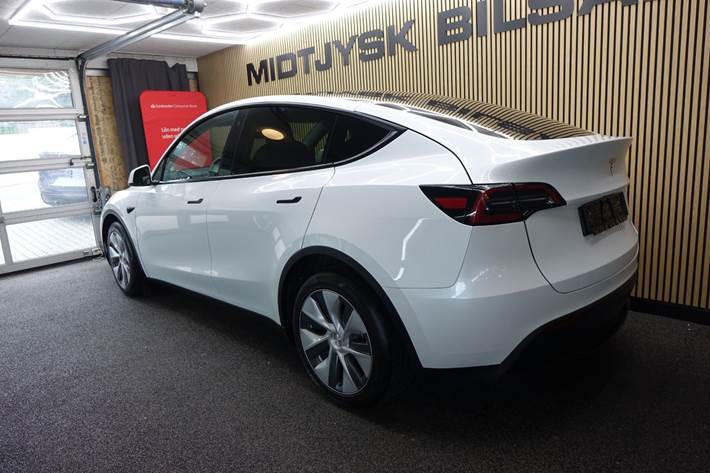Hvid Tesla Model Y fra 2022