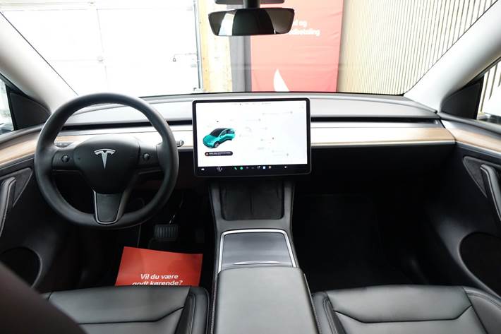 Hvid Tesla Model Y fra 2022