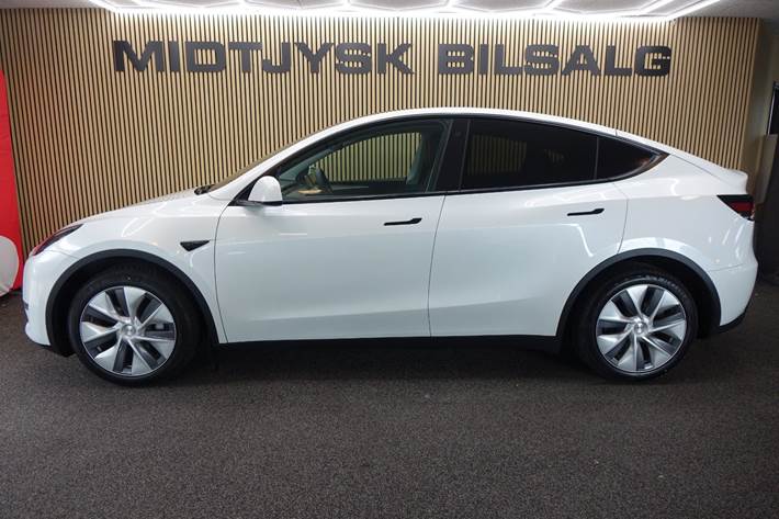 Hvid Tesla Model Y fra 2023