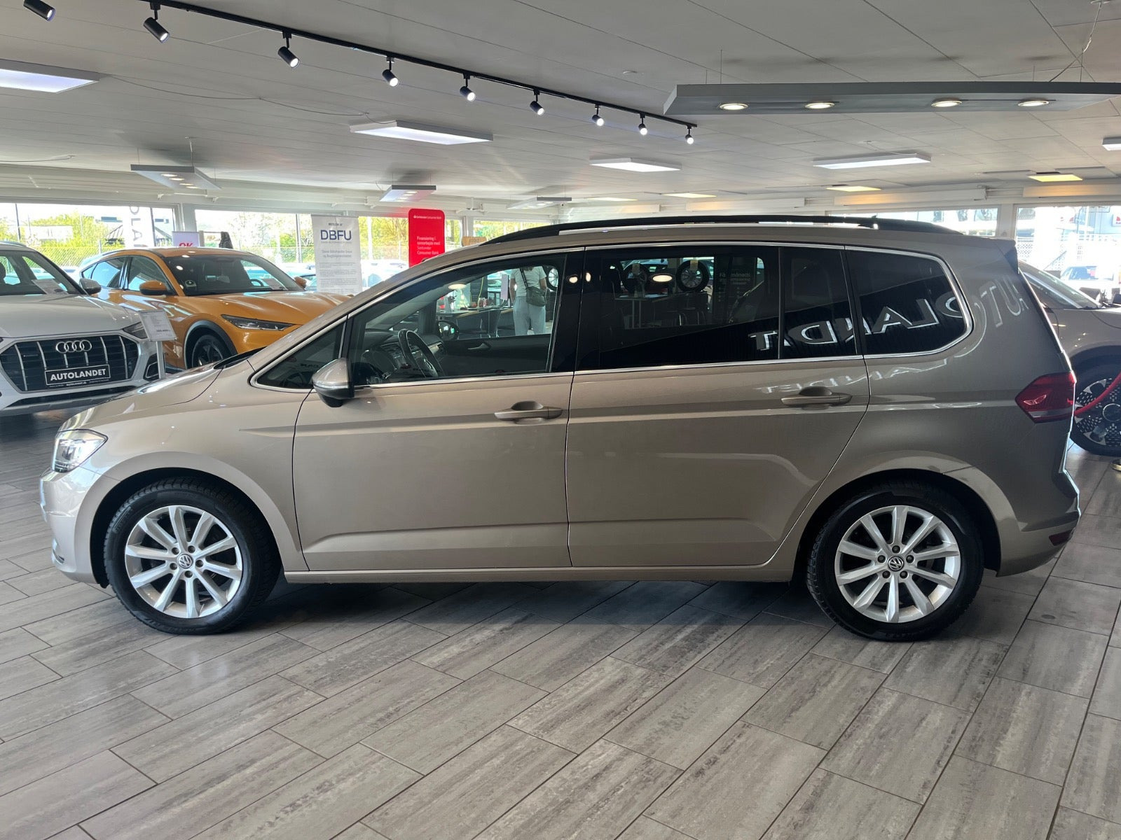 Orange VW Touran fra 2018