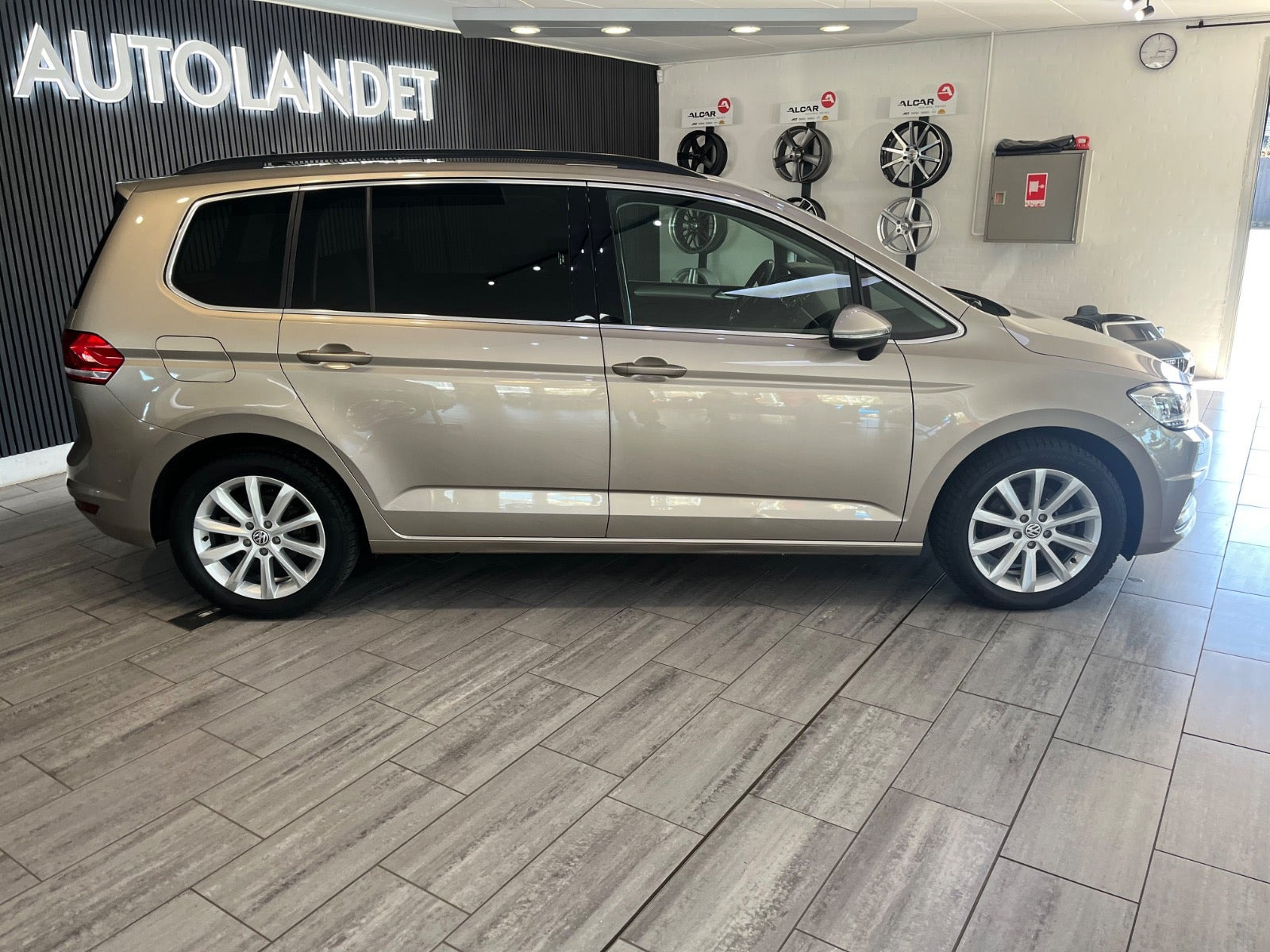 Orange VW Touran fra 2018