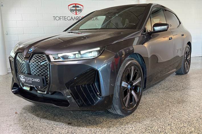 Grå BMW iX fra 2023