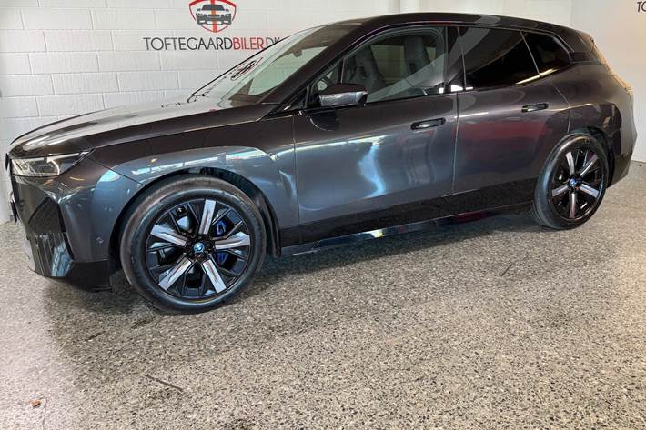 Grå BMW iX fra 2023