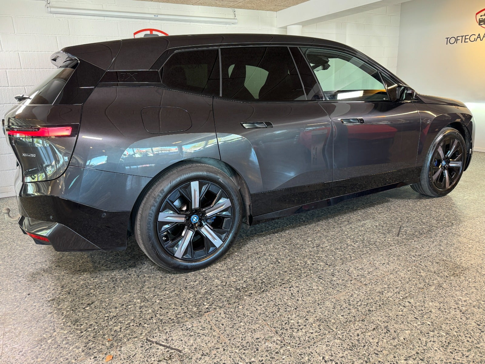 Grå BMW iX fra 2023