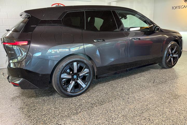 Grå BMW iX fra 2023