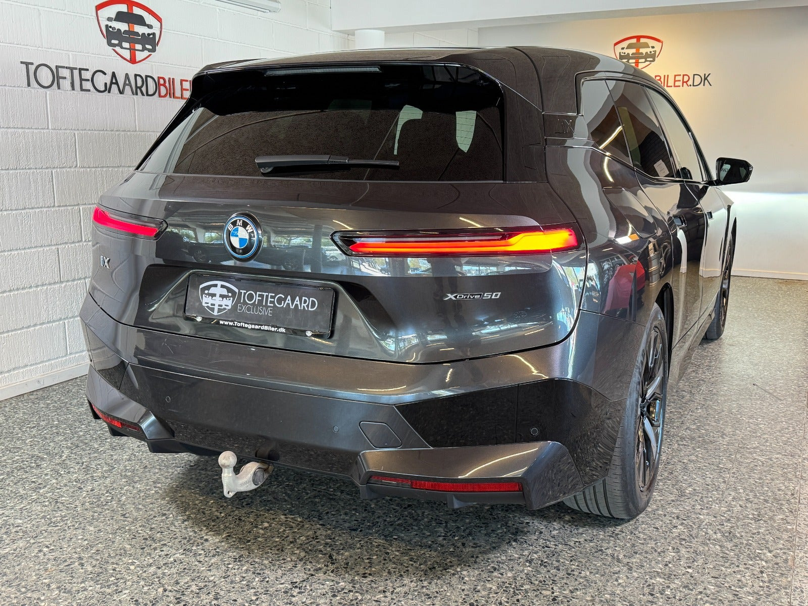 Grå BMW iX fra 2023