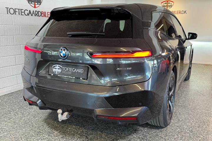 Grå BMW iX fra 2023
