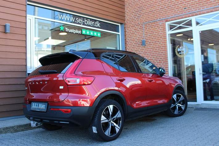 Rød Volvo XC40 fra 2022