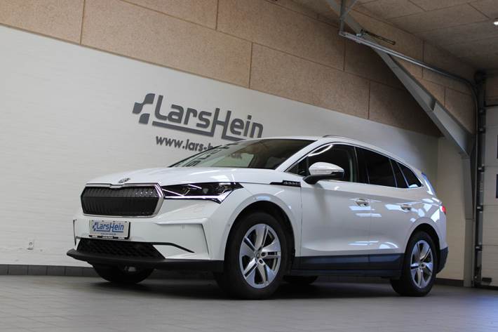 Hvid Skoda Enyaq fra 2023