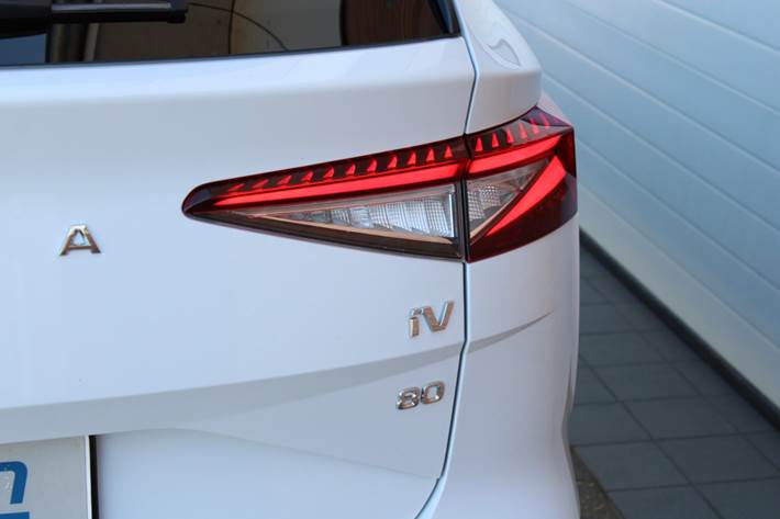 Hvid Skoda Enyaq fra 2023