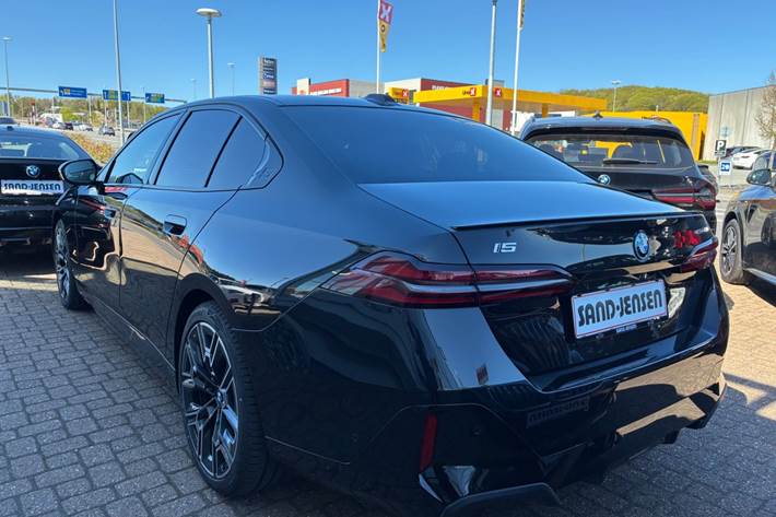 Sort BMW i5 fra 2025