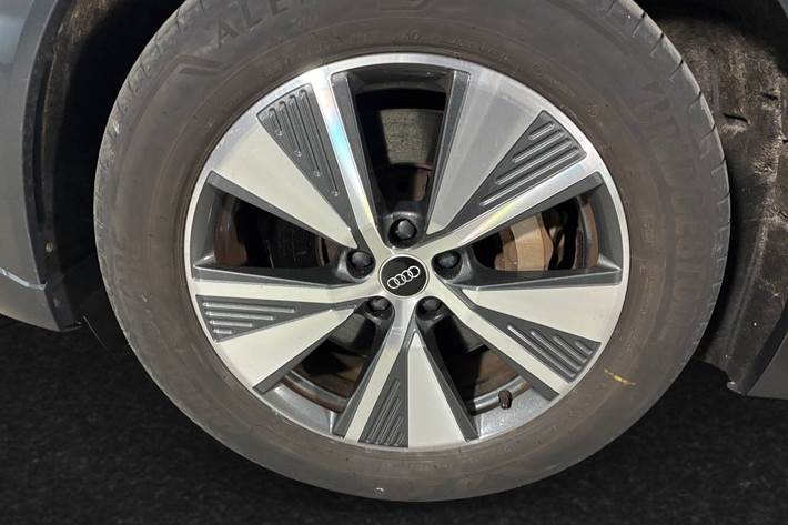 Beige Audi Q8 e-tron fra 2024