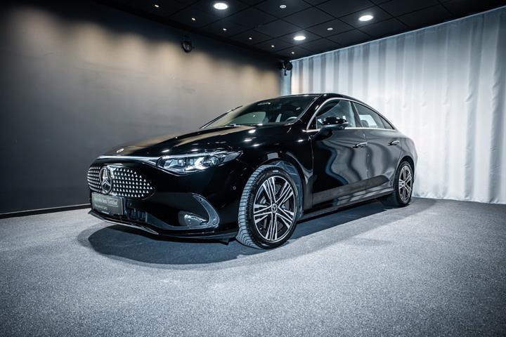 Sort Mercedes CLA250+ fra 2025 set udefra