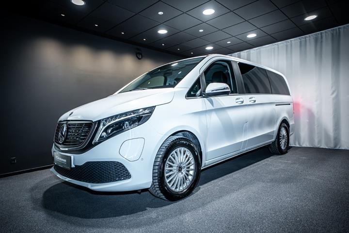 Hvid Mercedes EQV300 fra 2022 set udefra